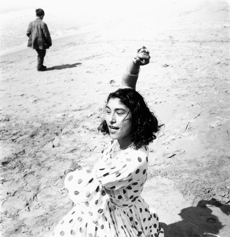 <span class="u-italic400">Draga in Polka Dot Dress, Saintes Maries de la Mer</span> 1957
© Atelier Lucien Clergue