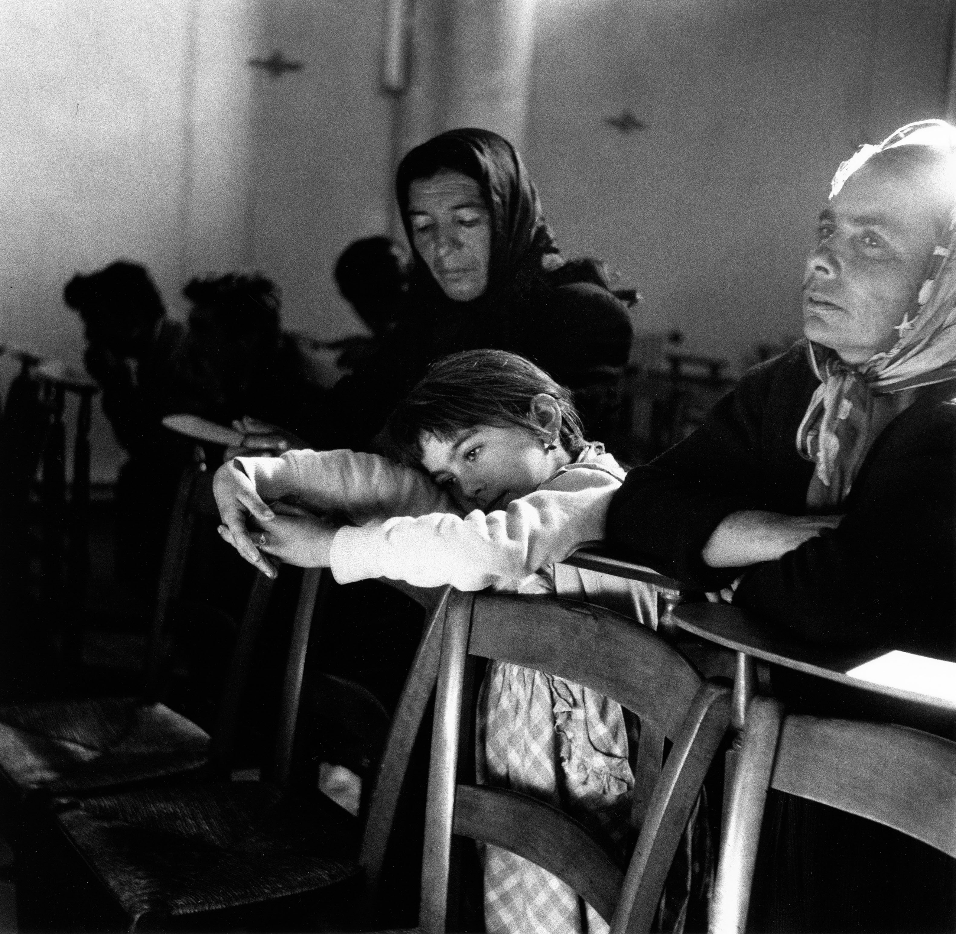 <span class="u-italic400">Little gypsy girl in the Chapel, Cannet</span> 1958
© Atelier Lucien Clergue