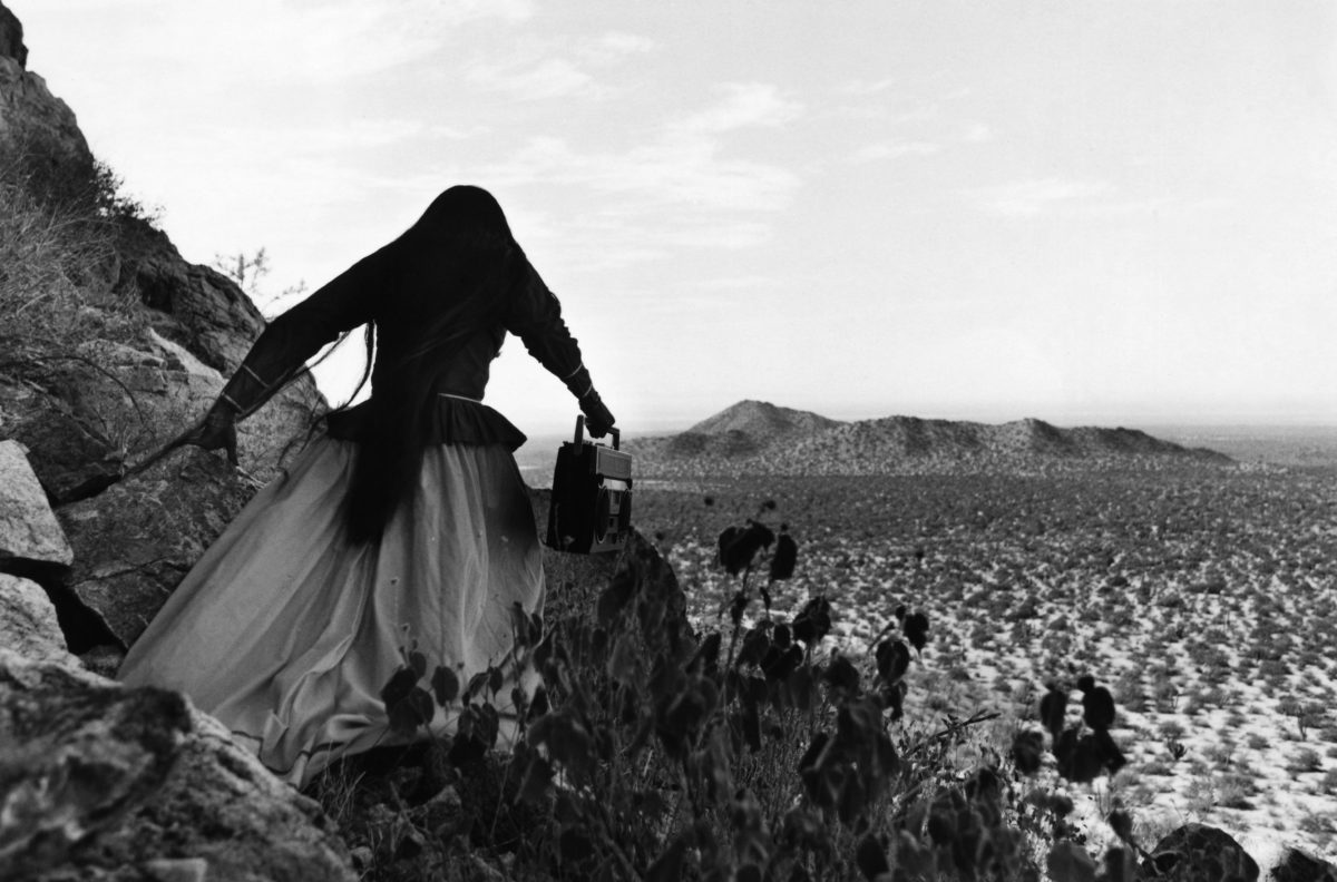 <span class="u-italic400">Mujer ángel,</span>1979, Sonoran Desert, Mexico  © Graciela Iturbide