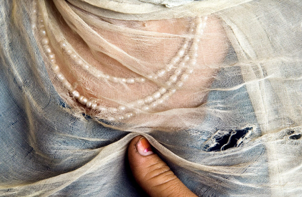 Afghani woman, from “Restoring Dignity,” <span class="u-italic400">Kyoto Journal</span> 76
Photograph by Lana Slézak